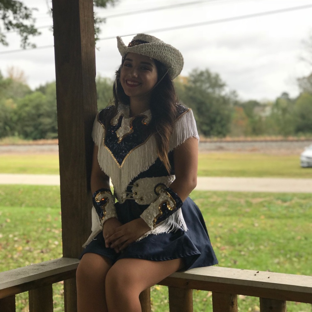 Meet your Posher, Larissa